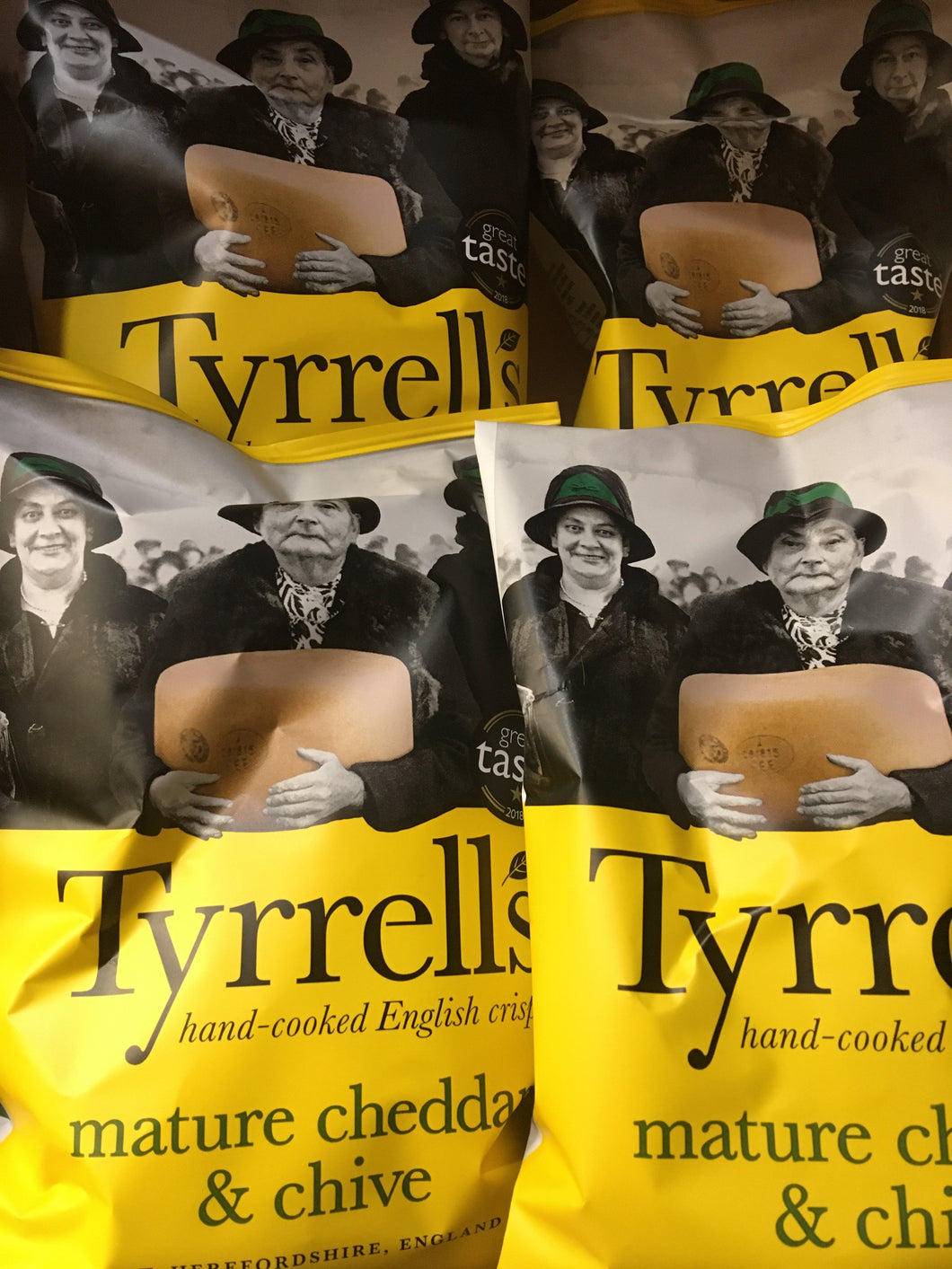 12x Tyrrells Mature Cheddar & Chive Hand Cooked English Crisps (12x40g)