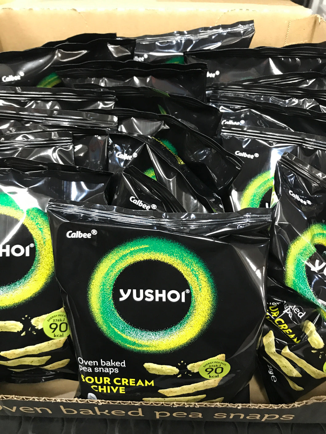 24x Yushoi Sour Cream & Chive Baked Pea Snacks (24x21g)